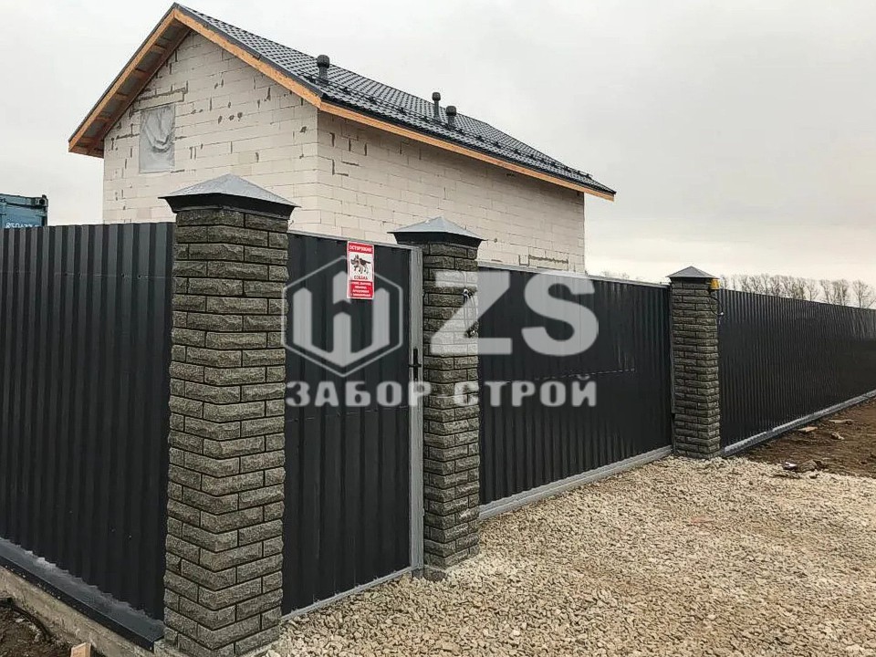 Забор из профнастила с кирпичными столбами 6 соток Забор из профнастила с кирпичными столбами 6 соток